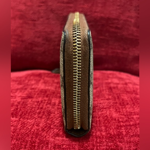 GUCCI AUTHENTIC BROWN ICONIC GG CANVAS ZIPPY WALLET. EUC. - Picture 6 of 8